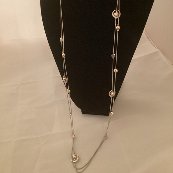 Long gold tone and silver tone metallic necklace - Picture 3 of 6